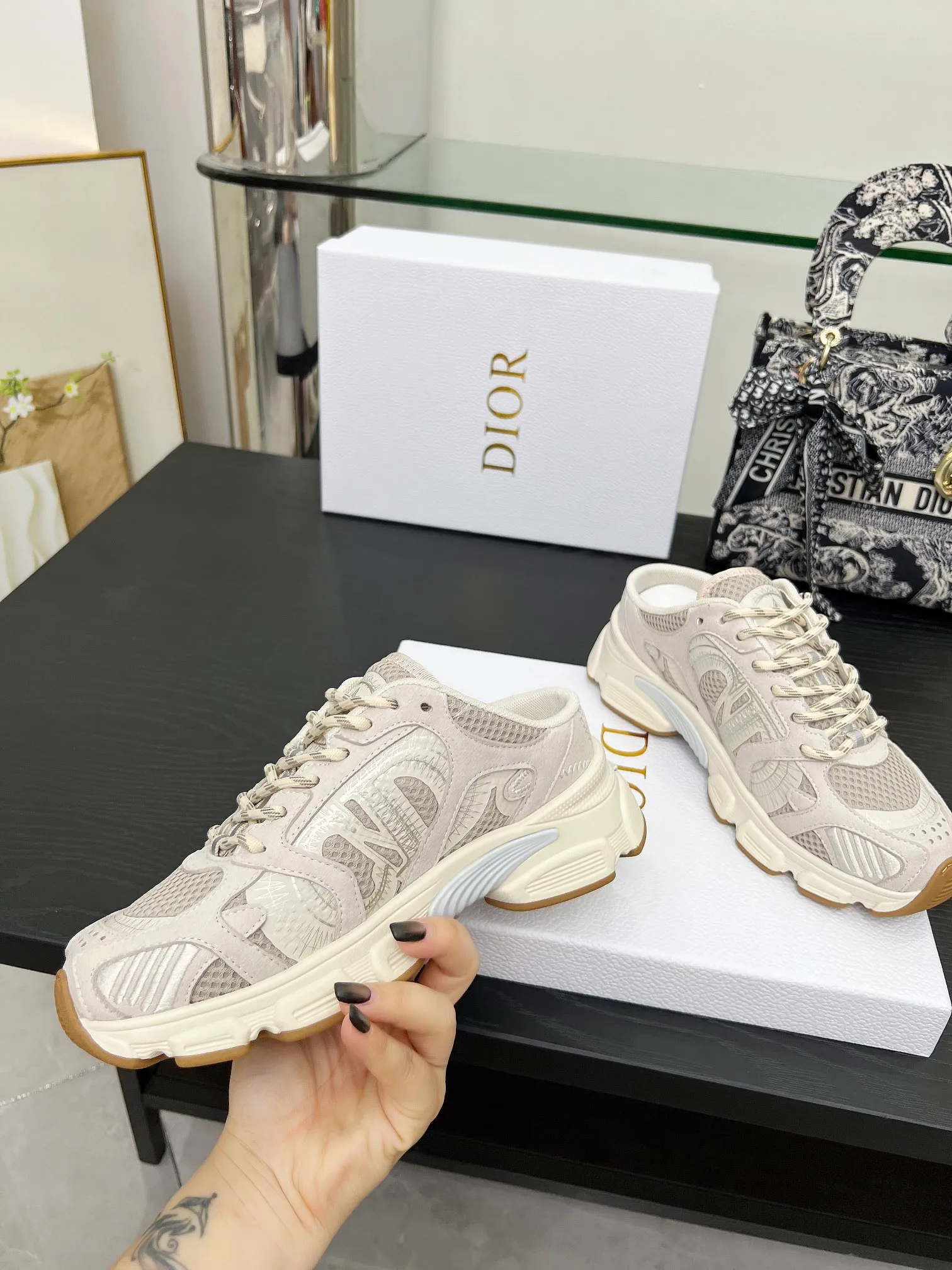 p560🐮🐮This Dior Chrono sports half slipper reinterprets running shoes with Dior's haute couture style. Gray mesh fabric is paired with tonal suede calfskin panels, the CD logo on the side, the star patch on the tongue and the Dior logo on the heel, all in classic fine detail. Featuring two-tone laces and a lightweight sole with star graphics, they can be worn year-round. Size: Women’s size 35-41 (35/42 can be customized) Men’s size 40-46 (men’s version is being printed) Color: 12 colors available